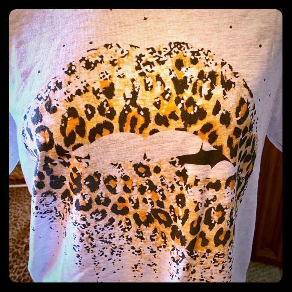 Cute Cheetah Lips T-Shirt!💋